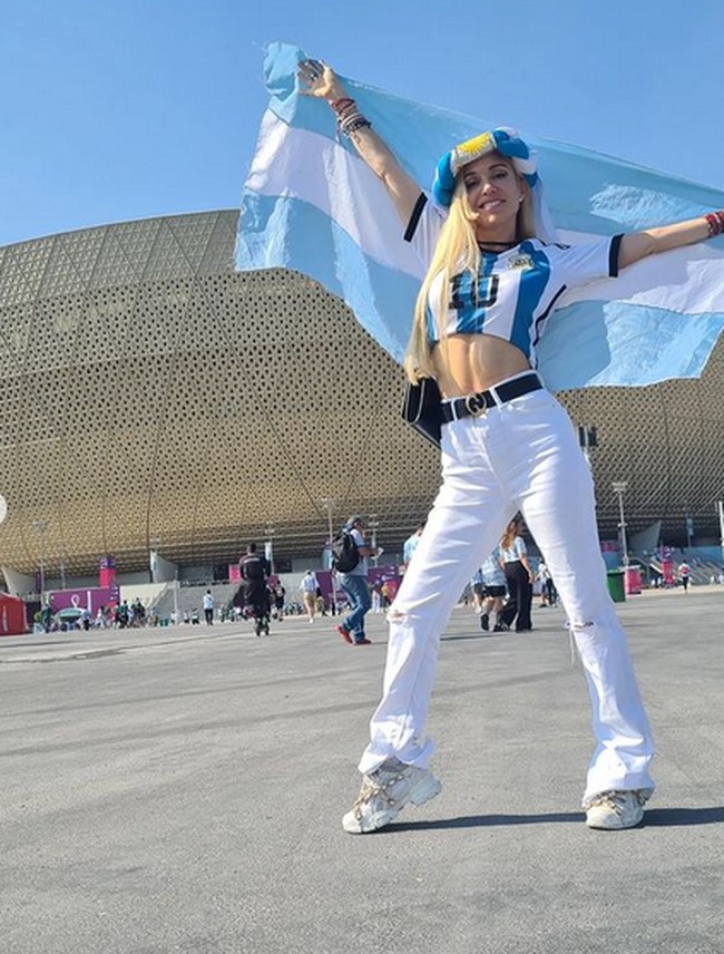 Melisia juga membawa atribut lainnya seperti bendera Argentina. Dia sempat berfoto-foto di luar gerbang stadion sebelum pertandingan dimulai. Namun Melisia harus membawa kekecewaan.Foto: dok. Instagram