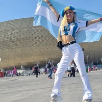 Melisia juga membawa atribut lainnya seperti bendera Argentina. Dia sempat berfoto-foto di luar gerbang stadion sebelum pertandingan dimulai. Namun Melisia harus membawa kekecewaan.Foto: dok. Instagram