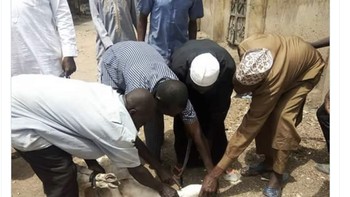 Arab Saudi digambarkan menjegal Messi. Foto: Twitter