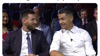 Ronaldo dan Messi saling curhat. Ronny, aku kalah dari Arab Saudi, kata Messi. Itu bukan apa-apa, hari ini aku jadi pengangguran, balas Ronaldo. Foto: Twitter