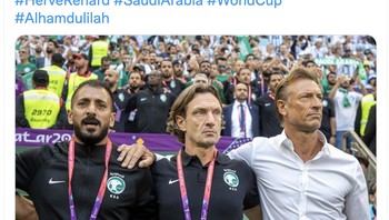 Pelatih Arab Saudi, Herve Renard, tentu bahagia. Selamat pada tim dan staff untuk game ini, saya mendedikasikan kemenangan ini pada rakyat Saudi, tulisnya. Foto: Twitter