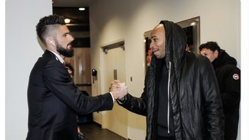 Dengan mencetak total 51 gol untuk timnas Perancis, Giroud menyamai legenda Thierry Henry sebagai pencetak gol paling banyak buat negara itu. Foto: Twitter