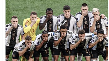 Sorotan lain adalah aksi tim Jerman sebelum pertandingan dimulai tanda merasa dibungkam. Foto: Twitter