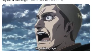Meme manajer Jepang menyemangati timnya setelah babak pertama. Foto: Twitter