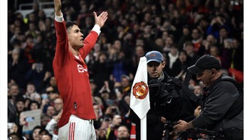 Netizen ini menilai Ronaldo pantas dibuatkan patung di luar Old Trafford berkat jasanya mendepak Glazer. Foto: Twitter