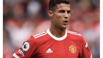 Selain kepergian Ronaldo, ada pengumuman pula bahwa keluarga Glazer memutuskan menjual MU. Fans pun memuji Ronaldo yang berani melontarkan kritik untuk Glazer hingga dikeluarkan. Banyak yang mencoba, banyak yang gagal. Hanya Ronaldo yang bisa meruntuhkan Glazer, tulis akun ini. Foto: Twitter