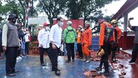 Saya mewakili Kemendikbudristek menyatakan belasungkawa yang sedalam-dalamnya atas musibah yang dialami oleh masyarakat Cianjur. Khususnya kepada para warga satuan pendidikan, mulai dari adik-adik pelajar dan mahasiswa, sampai Ibu dan Bapak guru serta tenaga kependidikan yang menjadi korban musibah ini, tutur Nadiem di Kantor Dinas Pendidikan, Pemuda, dan Olahraga (Disdikpora) Kabupaten Cianjur, Rabu (23/11).  (Foto: Kemendikbudristek)