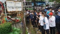 Kepala TK PGRI Cugenang, NR Rosi Suwartini masih terpukul dengan kejadian yang menimpa sekolahnya. Saat musibah terjadi, ia bersyukur sudah tidak ada aktivitas belajar mengajar. Para guru sedang mengikuti acara di luar sekolah. Saya bersyukur tidak ada korban jiwa di lokasi kejadian, ungkap Rosi. (Foto: Kemendikbudristek)