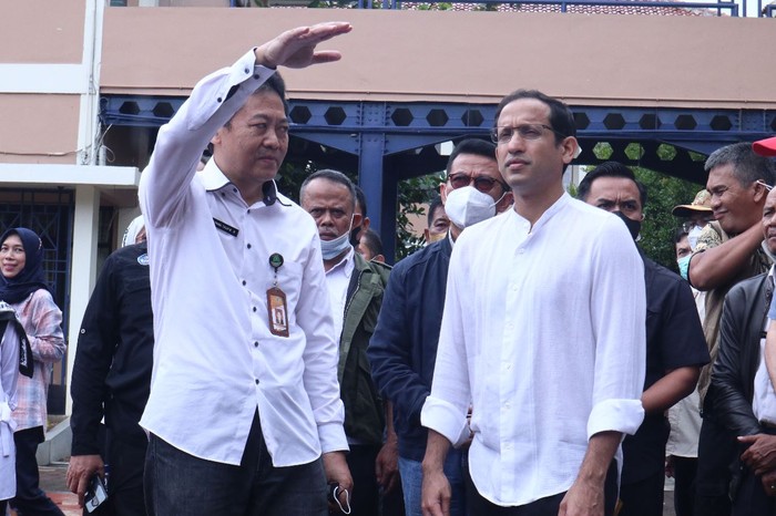 Mendikbudristek Nadiem mengunjungi sekolah terdampak gempa Cianjur Mendikbudristek Nadiem mengunjungi sekolah terdampak gempa Cianjur