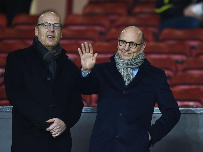 MANCHESTER, ENGLAND - FEBRUARY 11:  Avram Glazer (L) and Joel Glazer, the Co-Chairmen of Manchester United look on during the Barclays Premier League match between Manchester United and Burnley at Old Trafford on February 11, 2015 in Manchester, England.  (Photo by Michael Regan/Getty Images)
