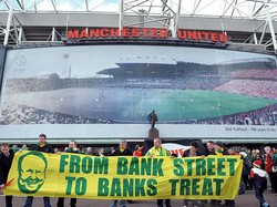 Pengelolaan klub di bawah Glazer juga menjadi kepedulian fans. Mereka kecewa melihat MU yang tadinya bebas kini memiliki utang hingga Rp 10 triliun. Utang tersebut terjadi karena pembelian club kala itu disokong oleh peminjaman dana dari aset klub. (Andrew Yates/AFP/Getty Images) &nbsp;