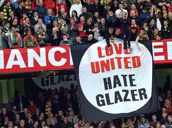 Penggemar beranggapan bahwa Glazer hanya menjadikan MU sebagai mesin pencetak uang, guna menutupi hutang-hutang tersebut. Mereka lebih kecewa karena pada saat sama prestasi MU terus merosot. Klub langganan juara itu bahkan sempat berkutat di papan tengah klasemen Liga Inggris dan kesulitan mencapai Liga Champion. (Paul Ellis/AFP/Getty Images) &nbsp;