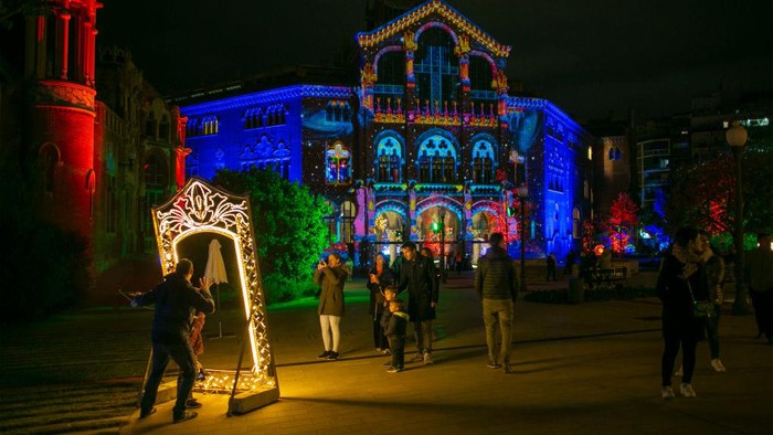 Mengunjungi Instalasi Cahaya di Barcelona Jelang Perayaan Natal Dalam acara natal tahun ini,