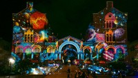 Tahun ini Les Llums de Sant Pau akan menawarkan pertunjukan baru dan akan mengubah Situs Art Nouveau menjadi The Universe of Light, tur yang diperpanjang melalui fasilitasnya yang memungkinkan untuk menggali misteri ruang angkasa: galaksi, bintang, dan planet .