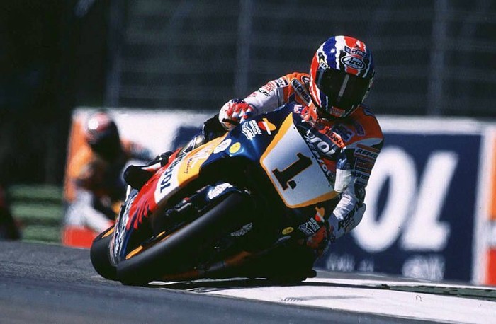 Mick Doohan pakai nomor 1 di MotoGP 1998.