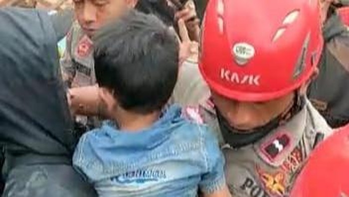 Momen dramatis evakuasi bocah korban gempa di Cianjur (dok. Damkar Bogor)