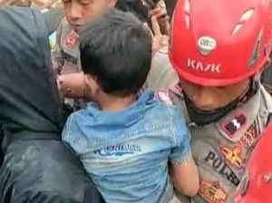 Bocah Ditemukan Selamat Usai 3 Hari Tertimbun Reruntuhan Gempa Cianjur!