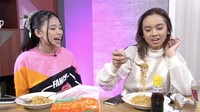 Di waktu luang, Lyodra sering terlihat mencicipi makan bersama teman-temannya. Salah satunya ketika ia dan Anneth menikmati mie goreng. Foto: YouTube