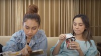 Kali ini penyanyi kelahiran 2003 itu sedang menikmati mie bersama rekan penyanyinya Novia. Tapi, mie yang dimakan mie pedas Ghost Pepper loh! Foto: YouTube