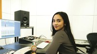 Saat sedang di studio rekaman pun, penyanyi muda ini juga tak lupa mengganjal perut dengan minum kopi. Foto: Instagram @lyodraofficial 