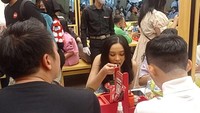 Lyodra tampaknya sangat suka mie. Ia pun sangat lahap menyantap semangkuk ramen pesanannya. Foto: Ramen YA!