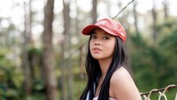 Karir Lyodra Ginting semakin menanjak setelah menyanyikan kembali lagu Sang Dewi. Sampai-sampai salah satu anggota boyband Korea, DK Ikon sangat suka dan meninggalkan komentar saat Lyodra live Instagram. Foto: Instagram @lyodraofficial