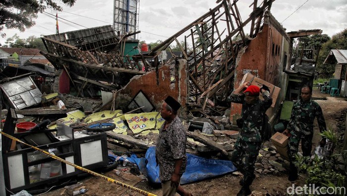 Warga berdoa di tengah reruntuhan tanah longsor di Desa Cijedil, Kecamatam Cugenang, Cianjur, Jabar. Mereka berharap keluarga yang hilang segera ditemukan.
