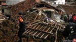 Momen Warga Berdoa di Reruntuhan Longsor Gempa Cianjur