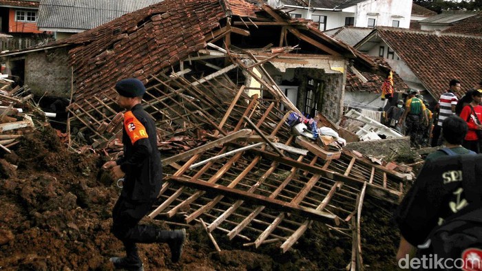 Momen Warga Berdoa di Reruntuhan Longsor Gempa Cianjur Warga berdoa di tengah reruntuhan tanah longsor di Desa Cijedil, Kecamatam Cugenang, Cianjur, Jabar. Mereka berharap keluarga yang hilang segera ditemukan.