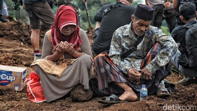 Momen Warga Berdoa di Reruntuhan Longsor Gempa Cianjur