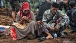 Momen Warga Berdoa di Reruntuhan Longsor Gempa Cianjur