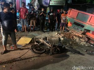 Penampakan Truk Oleng & Tabrak 7 Motor di Gandaria Jaksel