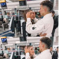 Muri Lopez Benitez sebelumnya mengunggah momen dirinya melepas kepergian Lisandro Martinez ke Qatar. Dalam unggahannya, dia tampak menangis.  “Di sini saya mengucapkan selamat tinggal pada cinta dalam hidup saya yang sedang dalam perjalanan untuk memenuhi mimpinya,” demikian penggalan caption di unggahan Benitez di Instagram. Foto: Dok. Instagram @lopezbenitezmuri