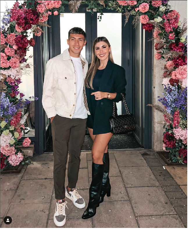 Lisandro Martinez merupakan pemain bola yang jadi andalan Argentina di Piala Dunia Qatar 2022 selain Lionel Messi. Demi mendukung Martinez, Muri Lopez Benitez sang kekasih terbang dari Argentina ke Qatar. Foto: Dok. Instagram @lopezbenitezmuri