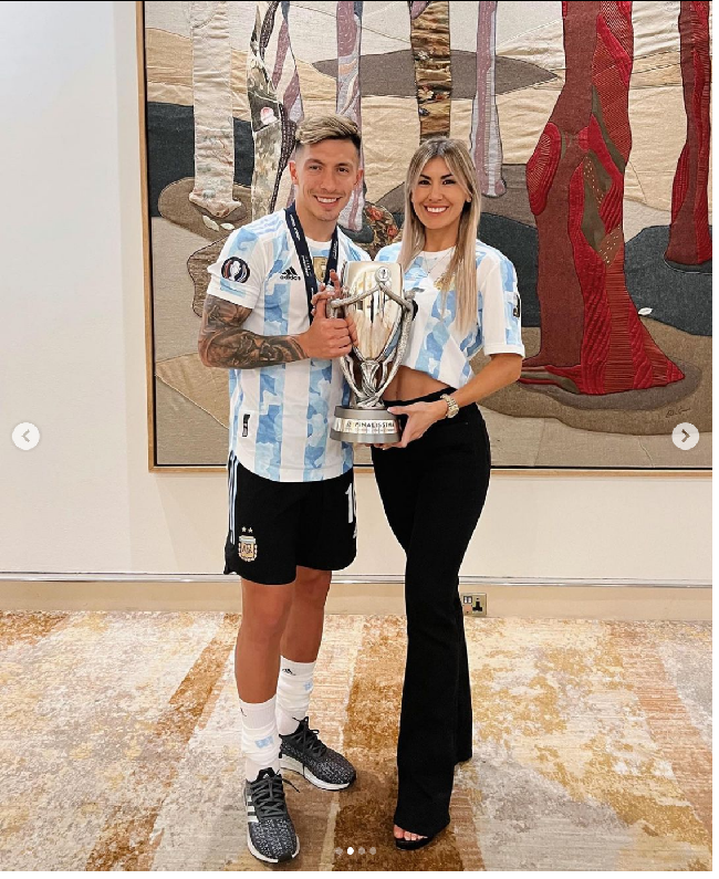 Muri Lopez Benitez dan Lisandro Martinez diketahui sudah lama menjadi pasangan kekasih. Seperti dikutip dari Soccer Souls, Muri sudah pacaran dengan pemain Manchester United itu sejak usia 14 tahun. Foto: Dok. Instagram @lopezbenitezmuri