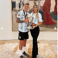 Muri Lopez Benitez dan Lisandro Martinez diketahui sudah lama menjadi pasangan kekasih. Seperti dikutip dari Soccer Souls, Muri sudah pacaran dengan pemain Manchester United itu sejak usia 14 tahun. Foto: Dok. Instagram @lopezbenitezmuri