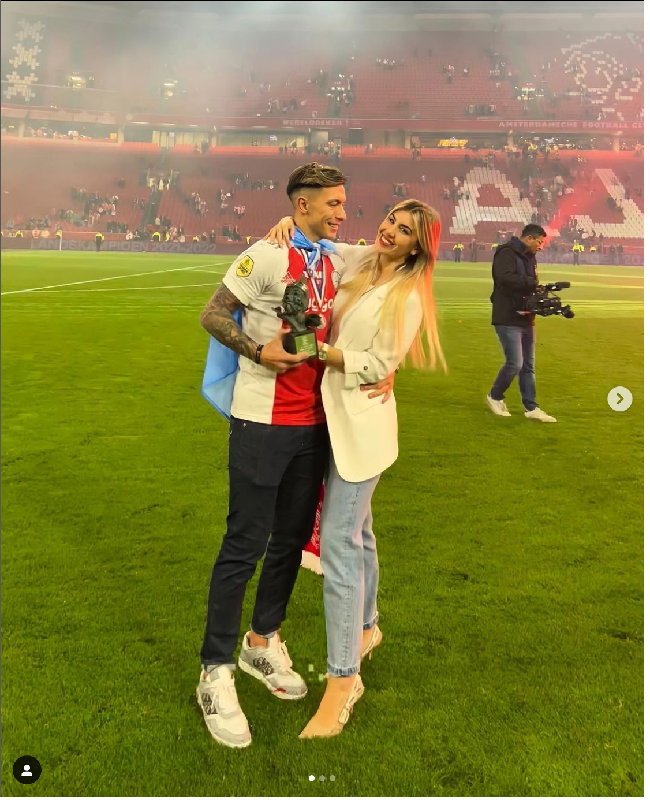 Wanita kelahiran 19 Juli 1998 ini sudah bersama Lisandro Martinez sejak sang kekasih menjadi pemain Ajax. Dia pun mengungkapkan kebahagiaannya saat Martinez bergabung dengan Manchester United pada 2022. Foto: Dok. Instagram @lopezbenitezmuri