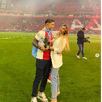 Wanita kelahiran 19 Juli 1998 ini sudah bersama Lisandro Martinez sejak sang kekasih menjadi pemain Ajax. Dia pun mengungkapkan kebahagiaannya saat Martinez bergabung dengan Manchester United pada 2022. Foto: Dok. Instagram @lopezbenitezmuri