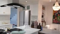 Beginilah potret dapur di rumah Olivia Zalianty. Mulai dari meju, lemari hingga rak di dapurnya semuanya berwarna putih. Foto: Instagram