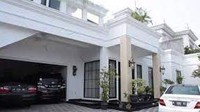 Olivia Zalianty disebut-sebut tengah hidup bahagia bersama sang suami di rumah mewahnya ini. Rumahnya mewah dengan nuansa putih. Foto: Instagram