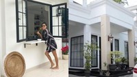 Bagian dapurnya juga terdapat jendela, akses untuk melihat pemandangan ke taman. Begini potret Olivia Zalianty saat mencicipi makanan dari jendela dapurnya. Foto: Instagram