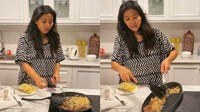 Melalui unggahan di Instagramnya, ia menceritakan momen saat masak untuk makan malam. Salah satunya menunya ada tumisan tauge. Foto: Instagram