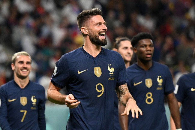 Bagi kamu yang menjagokan Prancis di Piala Dunia 2022, sudah pasti tak asing dengan sosok pemain tampan ini. Dia adalah Olivier Giroud. Pemain AC Milan ini siap membawa Prancis menjadi juara Piala Dunia Qatar 2022. Foto: Getty Images