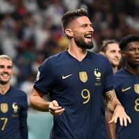Bagi kamu yang menjagokan Prancis di Piala Dunia 2022, sudah pasti tak asing dengan sosok pemain tampan ini. Dia adalah Olivier Giroud. Pemain AC Milan ini siap membawa Prancis menjadi juara Piala Dunia Qatar 2022. Foto: Getty Images