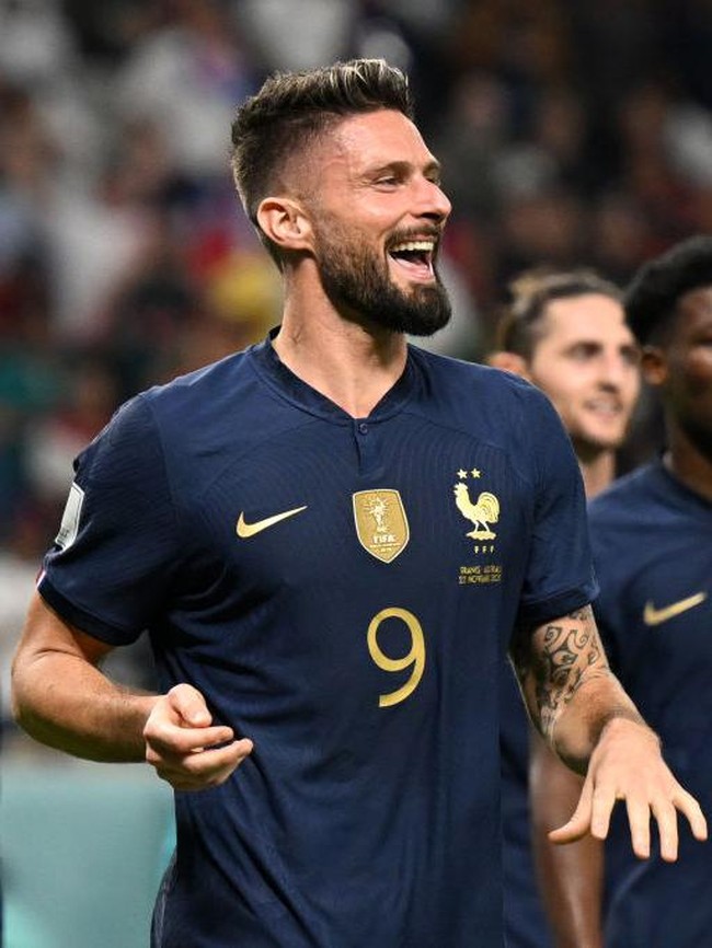 Penggemar timnas Prancis sudah pasti tak asing dengan sosok pemain tampan ini. Dia adalah Olivier Giroud. Pemain AC Milan ini siap membawa Prancis menjadi juara Piala Dunia Qatar 2022. Foto: Getty Images