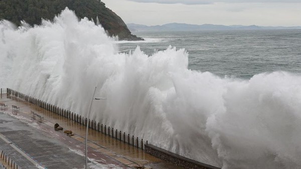 Tampak gelombang ombak yang menghantam pesisir pantai di kota San Sebastian, Spanyol. Meskipun berbahaya, Gelombak ombak justru malah jadi daya tarik wisatawan.