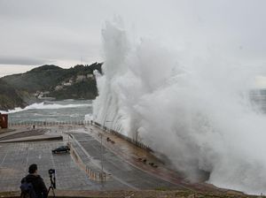 Lebaran Duka di Sukabumi: 4 Wisatawan Terseret Ombak Pantai Karang Panganten