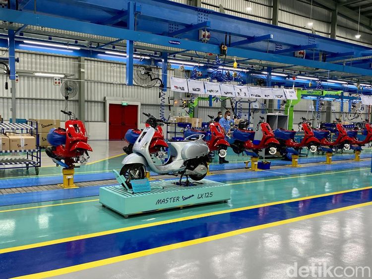 Suasana Perakitan Vespa di Cikarang, Pabrik Ketiga Piaggio Group di Asia Pasifik