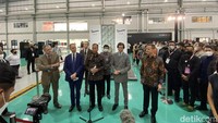 Peresmian pabrik itu dihadiri Chief Executive of Product and Global Strategy of Piaggio Group, Michele Colaninno, Menteri Perindustrian Republik Indonesia, Agus Gumiwang Kartasasmita, dan juga Duta Besar Italia untuk Indonesia, H.E. Benedetto Latteri. Foto: Ridwan Arifin