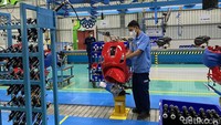 Pekerja juga diberikan pelatihan sesuai standar Piaggio global. Foto: Ridwan Arifin